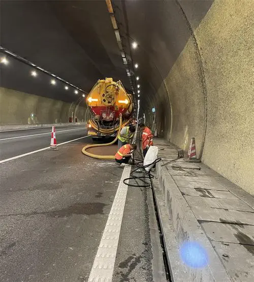 黄圃镇隧道排水渠清淤